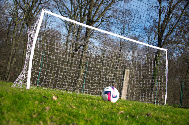 Mini but de foot : l’outil idéal pour développer la précision chez les jeunes joueurs