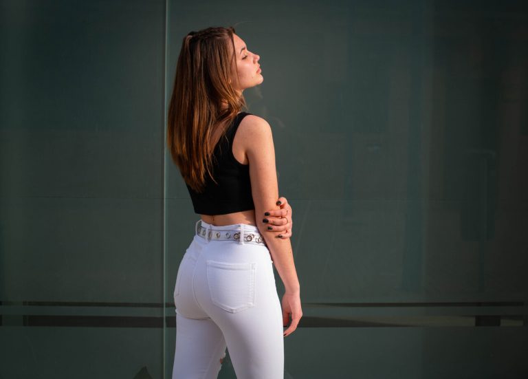 Pourquoi les jeans blancs sont un must-have ce printemps