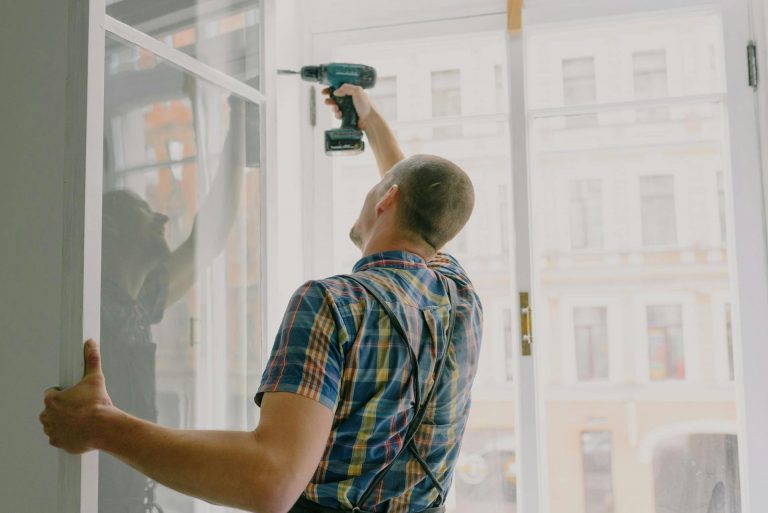 Qui faut-il contacter pour faire des travaux de rénovation énergétique ?