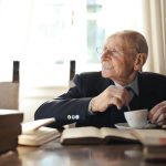 Comment favoriser le maintien à domicile des personnes âgées : solutions, conseils et accompagnement