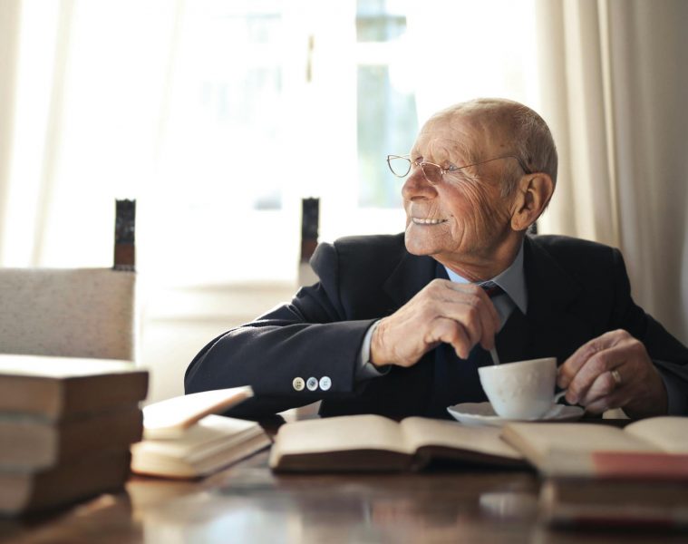 Comment favoriser le maintien à domicile des personnes âgées : solutions, conseils et accompagnement