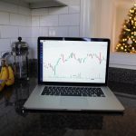 Image décrivant un particulier regardant des graphiques de trading de CFD.