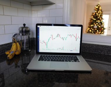 Image décrivant un particulier regardant des graphiques de trading de CFD.