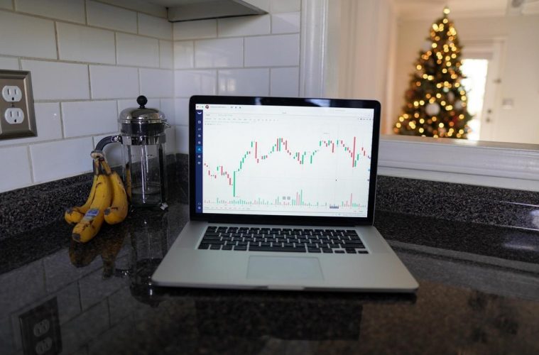 Image décrivant un particulier regardant des graphiques de trading de CFD.