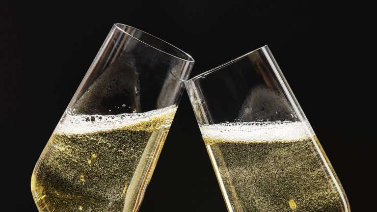 Faut-il faire tourner le champagne dans son verre ?