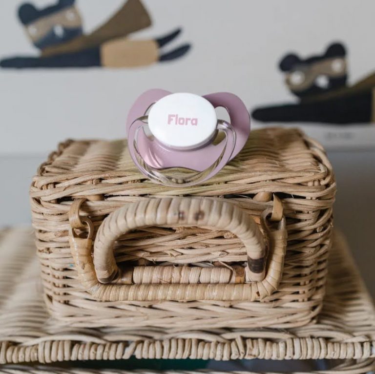 Tétines personnalisées : un cadeau original pour les baby showers