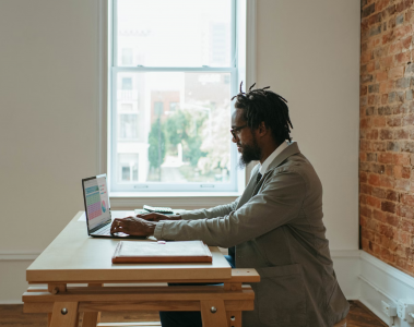 Travailler en freelance en 2025 : les outils, plateformes et compétences qui comptent vraiment