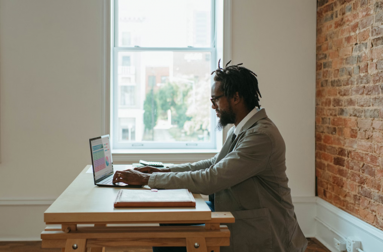 Travailler en freelance en 2025 : les outils, plateformes et compétences qui comptent vraiment