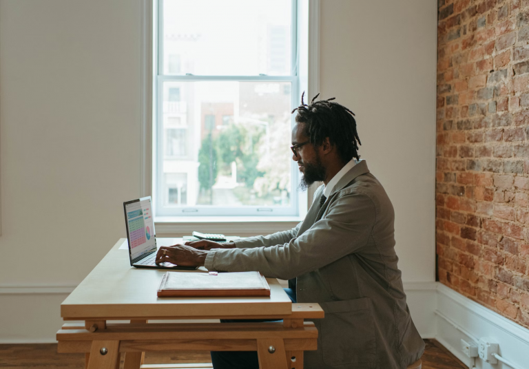 Travailler en freelance en 2025 : les outils, plateformes et compétences qui comptent vraiment