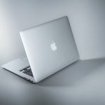 MacBook reconditionné vs neuf : comment choisir en 2025 ?