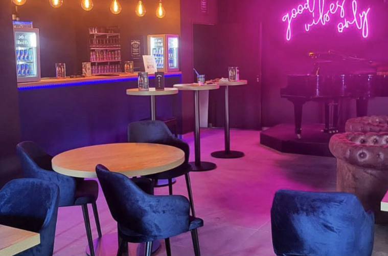 Le Néon Personnalisé : La Tendance Lumineuse Qui Illumine Votre Décoration