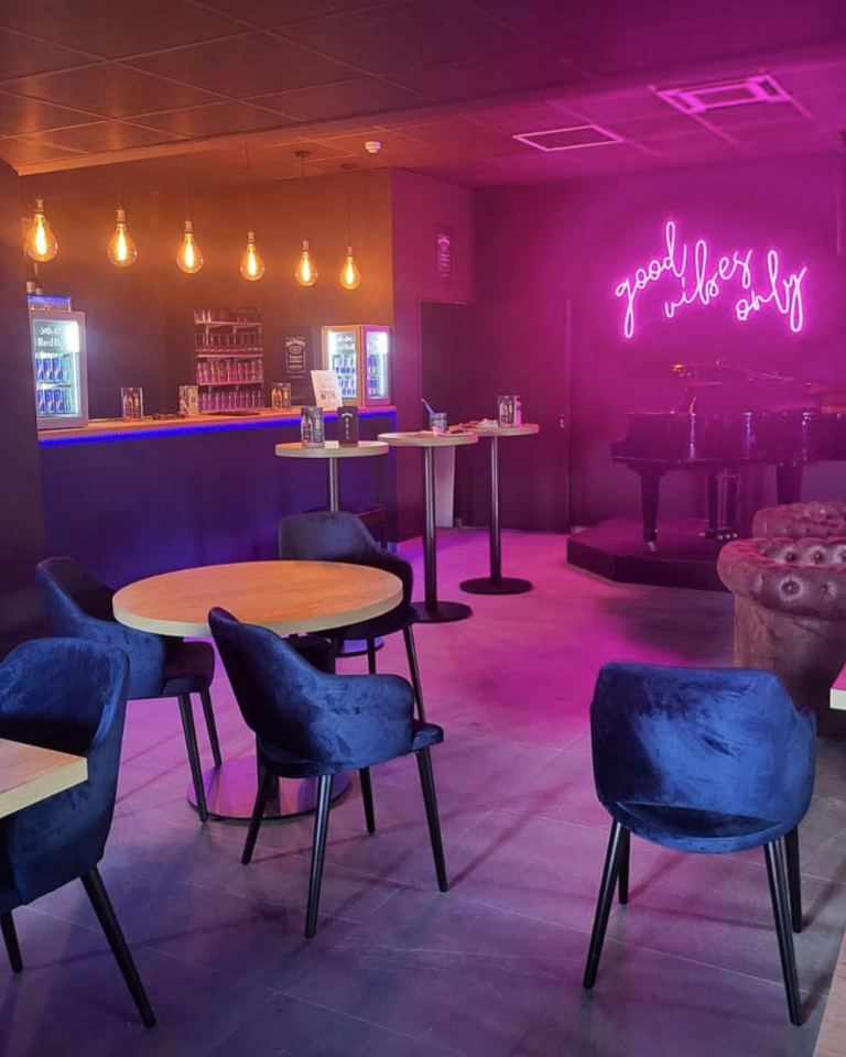 Le Néon Personnalisé : La Tendance Lumineuse Qui Illumine Votre Décoration