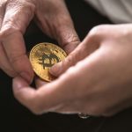 La crypto chez les seniors : guide pratique pour les aider à mieux la comprendre La crypto chez les seniors : guide pratique pour les aider à mieux la comprendre