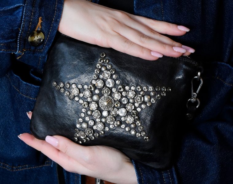 Minimaliste mais précieux : le retour en force du petit sac en cuir artisanal