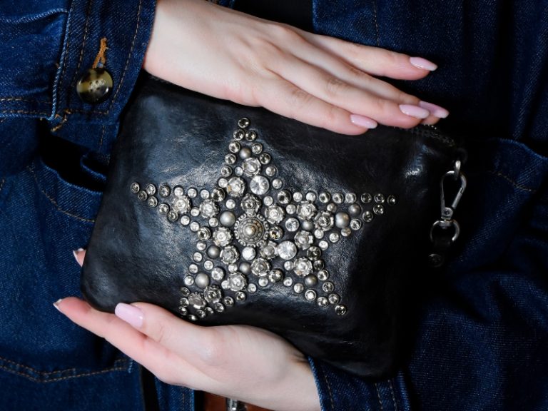 Minimaliste mais précieux : le retour en force du petit sac en cuir artisanal