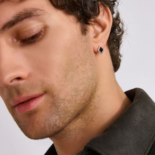 Confiance et modernité : les boucles d’oreilles en diamant pour homme apportent une touche subtile à une allure contemporaine