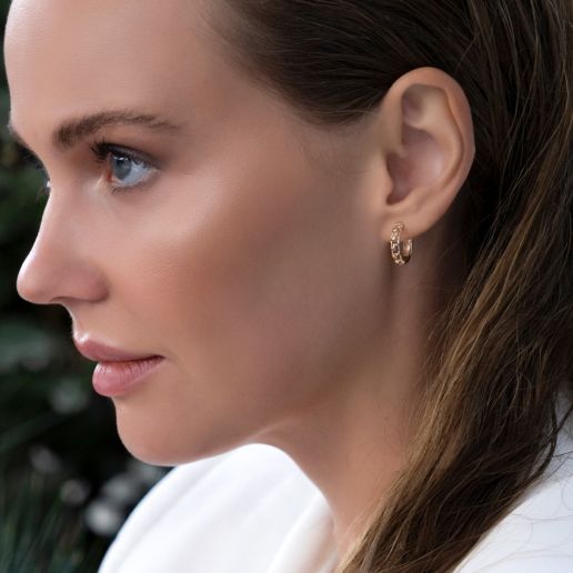 Élégance quotidienne sans effort : les boucles d’oreilles huggie en or minimalistes allient confort et style dans une pièce intemporelle.