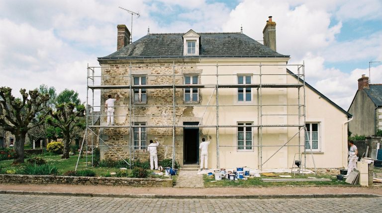 Ravalement de façade maison - Le guide complet 2026