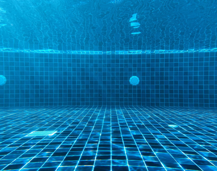 Conseils pour garder le fond de votre piscine propre à l’aide d’un aspirateur de fond piscine