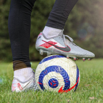 Pourquoi certaines équipes africaines de football sont-elles parfois sous-estimées sur les marchés ? joueur de football sur le terrain
