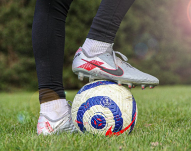 joueur de football sur le terrain