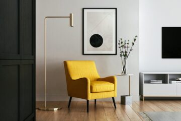 Climatiseur mobile blanc dans un salon lumineux moderne