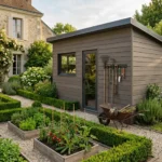 Construire un abri de jardin en 2026 : réglementation, prix, modèles - GTLF