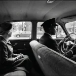 Miss Daisy et son chauffeur (1989) : fin expliquée, analyse et pourquoi le film reste universel Scene du film Miss Daisy et son chauffeur 1989, vieille Packard a Atlanta avec chauffeur afro-americain en uniforme