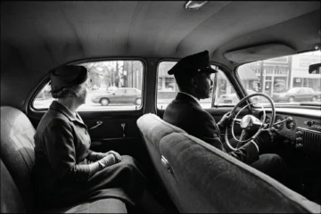 Scene du film Miss Daisy et son chauffeur 1989, vieille Packard a Atlanta avec chauffeur afro-americain en uniforme