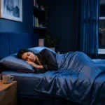 Personne dormant paisiblement sur le côté dans une chambre sereine