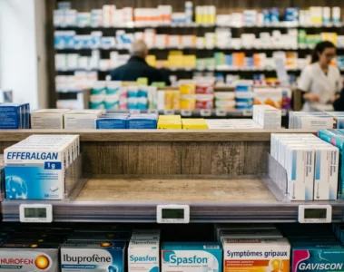 Étagère de pharmacie française avec espace vide où devraient être les boîtes de Doliprane