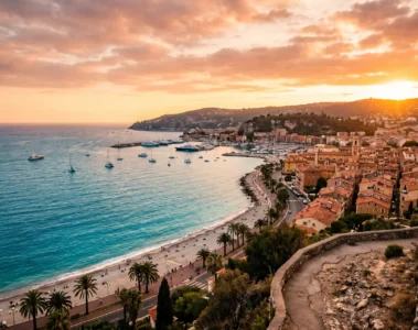 Vue panoramique de la Cote d Azur au coucher de soleil, baie de Nice avec palmiers et plage
