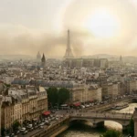 Skyline urbain français sous un dôme de brume de pollution atmosphérique, immeubles haussmanniens et halo lumineux de pic d'ozone estival