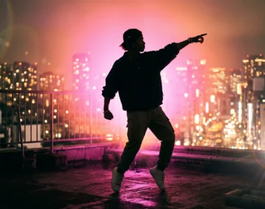 Silhouette jeune confiante avec lumiere neon rose orange, ambiance urbaine et charisme magnetique, illustration mot rizz gen Z