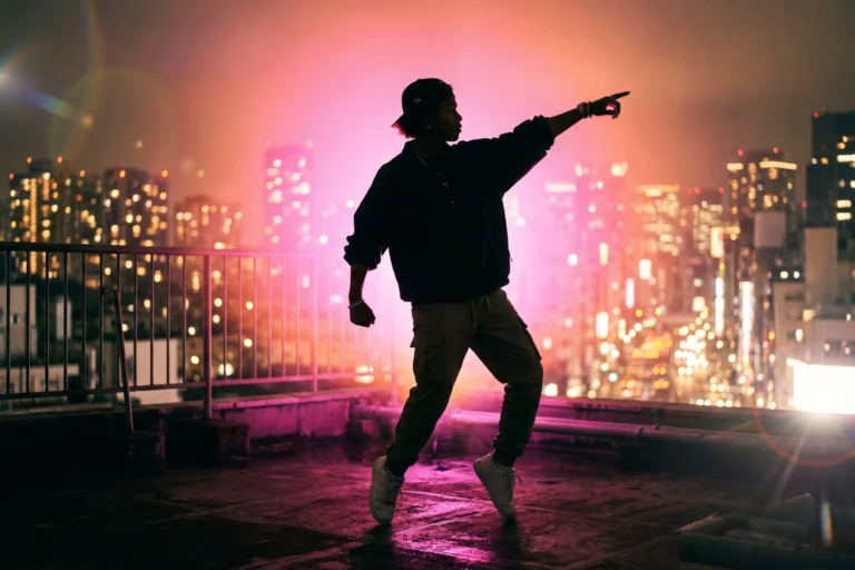 Silhouette jeune confiante avec lumiere neon rose orange, ambiance urbaine et charisme magnetique, illustration mot rizz gen Z