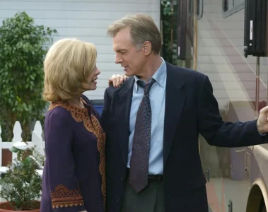 Eric et Annie Camden devant leur camping-car dans le dernier épisode de 7 à la maison