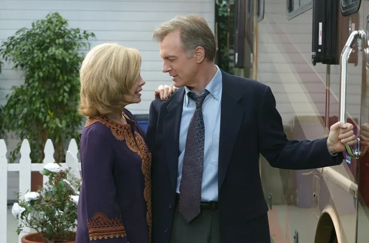 Eric et Annie Camden devant leur camping-car dans le dernier épisode de 7 à la maison