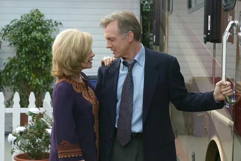 Eric et Annie Camden devant leur camping-car dans le dernier épisode de 7 à la maison