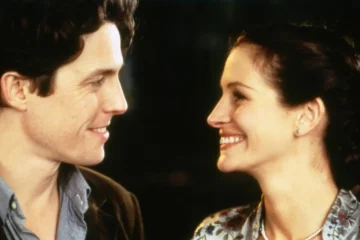 William et Anna souriant ensemble dans une scène réelle de Coup de foudre à Notting Hill