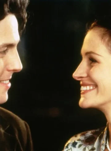 William et Anna souriant ensemble dans une scène réelle de Coup de foudre à Notting Hill