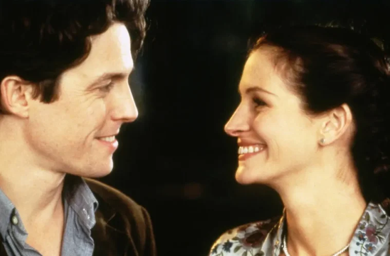 William et Anna souriant ensemble dans une scène réelle de Coup de foudre à Notting Hill