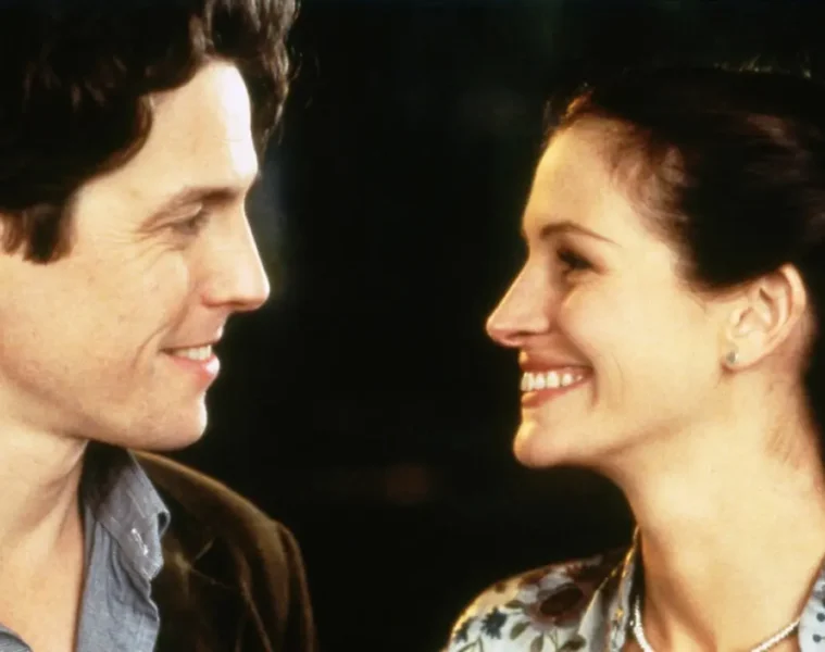 William et Anna souriant ensemble dans une scène réelle de Coup de foudre à Notting Hill