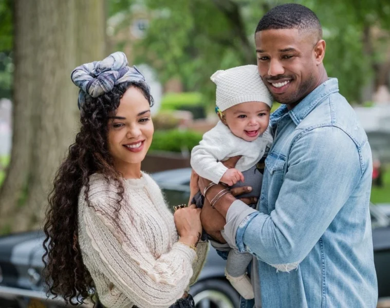 Adonis Creed avec Bianca et leur fille Amara dans une scène réelle de Creed II