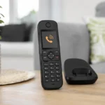 Téléphone fixe sans fil affichant le symbole d’un appel entrant externe