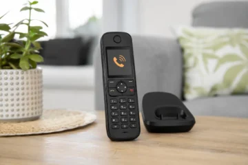 Téléphone fixe sans fil affichant le symbole d’un appel entrant externe