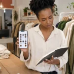 Pourquoi Instagram n’affiche-t-il pas tous les abonnés ? Commerçante comparant sa liste d’abonnés incomplète avec son carnet.
