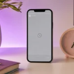 Smartphone affichant une story indisponible à côté d’une horloge
