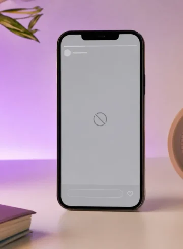 Smartphone affichant une story indisponible à côté d’une horloge
