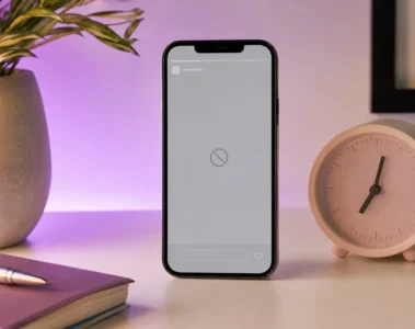 Smartphone affichant une story indisponible à côté d’une horloge