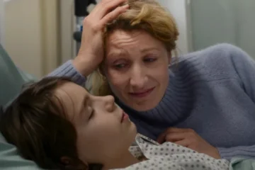 Thelma auprès de Louis dans une scène réelle du film La Chambre des merveilles